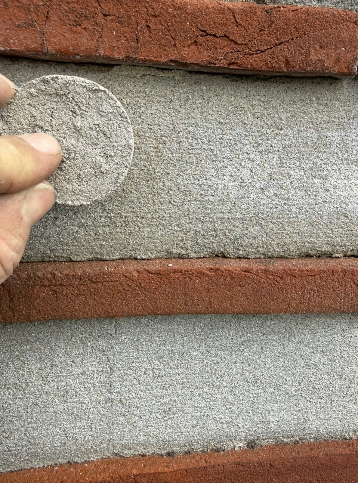 Mortelmonster wordt op kleur en structuur vergeleken met het bestaande gevelvlak
